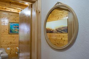 uno specchio su una parete di legno in una stanza di Fenix a Žabljak Altre 26 foto
