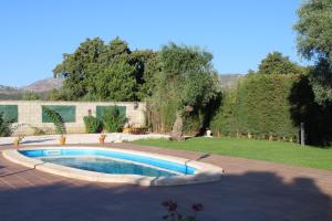a swimming pool in the middle of a yard at Casa Rural El Escondite in Ronda
