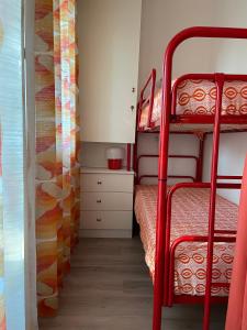 een kamer met 2 stapelbedden en een dressoir bij Alhambra Sweet Home near the Sea in Duna Verde