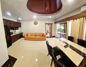 un soggiorno con un tavolo e un divano di EL Rancho Beach Hotel a San Francisco