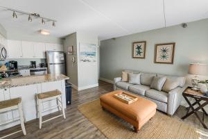 奧蘭治海灘的住宿－Emerald Skye 14 by ALBVR - Gorgeous Beachfront Condo in Orange Beach，带沙发的客厅和厨房