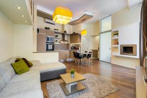 ein Wohnzimmer mit Sofa und Tisch in der Unterkunft Spacious & stylish apartment in downtown Budapest in Budapest + 44 Fotos