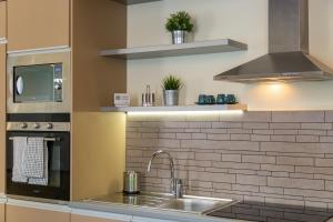 eine Küche mit Spüle und Herd in der Unterkunft Spacious & stylish apartment in downtown Budapest in Budapest