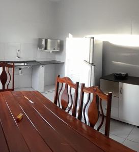 eine Küche mit Holzbank und Kühlschrank in der Unterkunft Apto Temporada in Campina Grande