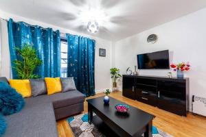 salon z kanapą i telewizorem w obiekcie Perfect for Long Stays Business & Family Guests! Stratford London Sleeps 6 Guests! WIFI & Netflix w Londynie