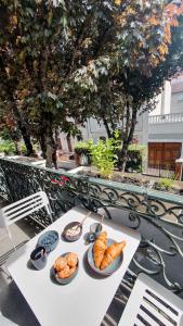 une table avec trois assiettes de nourriture dans l'établissement Appartement T3 à deux pas du centre-ville, à Vichy