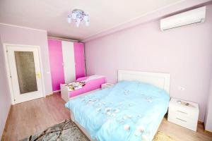 Una cama o camas en una habitación de Happy stories' apartment in city centre 11 fotos más