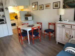 een keuken met een tafel en vier stoelen en een aanrecht bij Alhambra Sweet Home near the Sea in Duna Verde