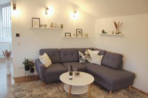 sala de estar con sofá y mesa en Chiemsee Apartments en Altenmarkt an der Alz