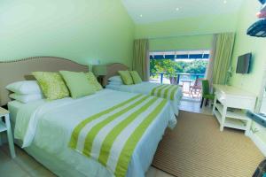 Tempat tidur dalam kamar di Blue Lagoon Hotel and Marina Ltd