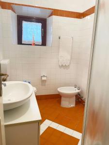 uma casa de banho com um lavatório e um WC em 'Il Casale di Giova' Tuscan Farmhouse em Lucca