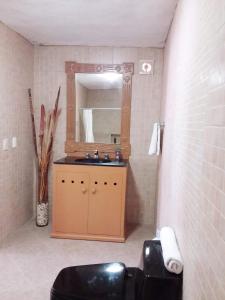 y baño con lavabo y espejo. en Junior suite Privada 7 min del Aeropuerto, en Cancún