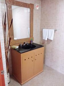 La salle de bains est pourvue d'un lavabo et d'un miroir. dans l'établissement Junior suite Privada 7 min del Aeropuerto, à Cancún