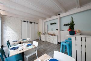 a dining room with a table and chairs at DOMORA BEDROOMS in Ortona
