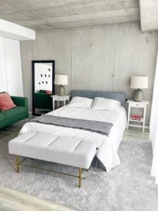 Ein Bett oder Betten in einem Zimmer der Unterkunft * Blanc Studio Aveiro *