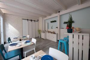 a kitchen and dining room with a table and chairs at DOMORA BEDROOMS in Ortona