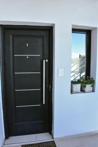 Una puerta negra con una ventana en una casa. en RIALTO dpto COCHERA Cubierta Asador individual, en Villa Mercedes