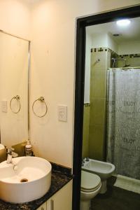 a bathroom with a sink and a toilet and a shower at Rialto Departamentos Amplios luminosos Cochera y asador in Villa Mercedes