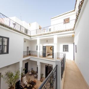 Casa blanca grande con balcón en Riad 27 en Marrakech