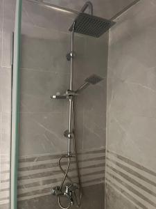 ワディ・ラムにあるPrincess luxury campのバスルーム(シャワー、シャワーヘッド付)が備わります。