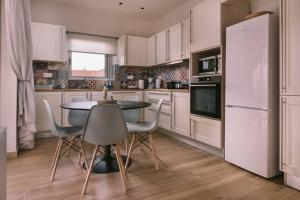 Dapur atau dapur kecil di Villa Diamond in Lagonissi with pool & garden