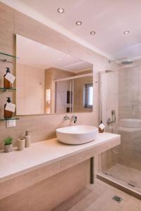 Bilik mandi di Villa Diamond in Lagonissi with pool & garden