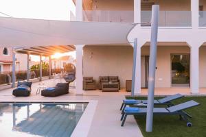 Ruang duduk di Villa Diamond in Lagonissi with pool & garden