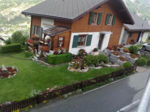un modelo de una casa con un patio verde en Staldenried Ferienwohnung, en Staldenried