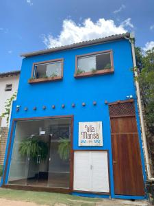 un bâtiment bleu avec un panneau indiquant la villa tiana dans l'établissement Pousada Vila Mansa Jeri, à Jericoacoara
