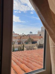 una vista desde la ventana de un techo en Sol de Costacabana, en Almería