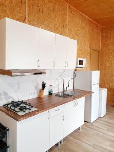 uma cozinha branca com armários brancos e um lavatório em Sol de Costacabana em Almeria