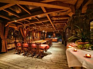 Reštaurácia alebo iné gastronomické zariadenie v ubytovaní Hotel Nosalowy Dwór