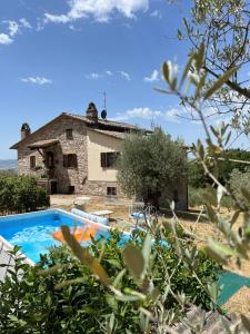 Swimmingpoolen hos eller tæt på LE CASETTE ASSISI