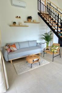 巴拉頓菲茲弗的住宿－Bambusz apartman，客厅配有蓝色的沙发和椅子