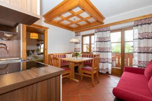 uma cozinha e sala de jantar com mesa e cadeiras em Landhaus Widlroither em Mondsee