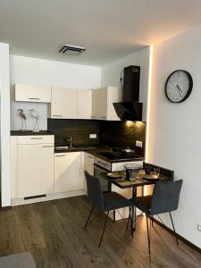 cocina con mesa y reloj en la pared en SWID Appartement en Delitzsch