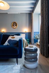 - une chambre avec un lit bleu et un canapé bleu dans l'établissement Odit, à Bruges