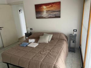 una camera da letto con un letto in una stanza di La casa di Giada a Peschiera Borromeo