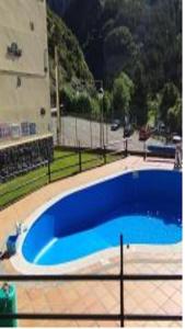 une grande piscine bleue en face d'un bâtiment dans l'établissement ssolivellasscanfranc, à Canfranc-Estación