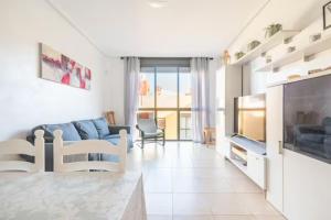 ein Wohnzimmer mit Sofa und Fernseher in der Unterkunft Casa Ivonne - San Isidro in San Isidro