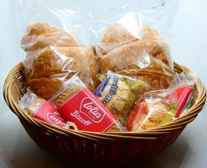 a basket filled with different types of bread at Valverde in Cengio