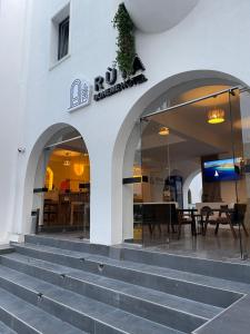 un restaurante con escaleras frente a un edificio en RÜYA BOHEME HOTEL BODRUM en Bodrum