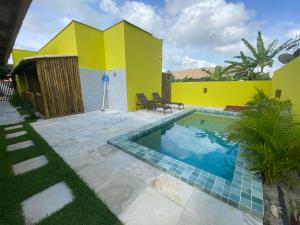 uma piscina no quintal de uma casa em Villa Suites Gostoso - Condomínio Beira-mar em São Miguel do Gostoso