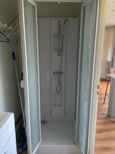 - Baño con cabina de ducha en una habitación en Situé à 5 minutes de la gare, en Besançon