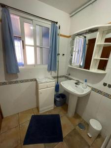 La salle de bains blanche est pourvue d'un lavabo et de toilettes. dans l'établissement Dachterrassenwohnung Puerto Tazacorte, à Puerto