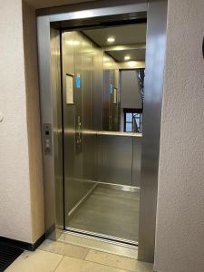 a glass elevator in a building with a mirror at Behagliches Apartment für 2 in Wetzlar