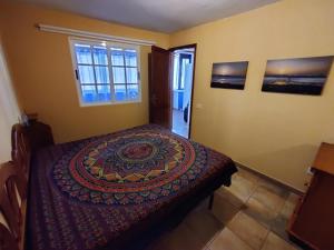 1 dormitorio con cama y ventana en Dachterrassenwohnung Puerto Tazacorte en Puerto