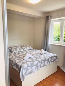 1 dormitorio con 1 cama con 2 toallas en Apartments Endji I, en Čilipi