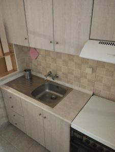 una cucina con un lavello e un piano di lavoro di Sand house 2 a Néa Péramos