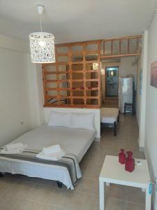 una camera da letto con un letto grande e un tavolo di Sand house 2 a Néa Péramos